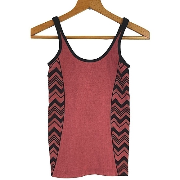 NUX Athletics - Seamless Tank Coral/Black Zigzag - Picture 1 of 5